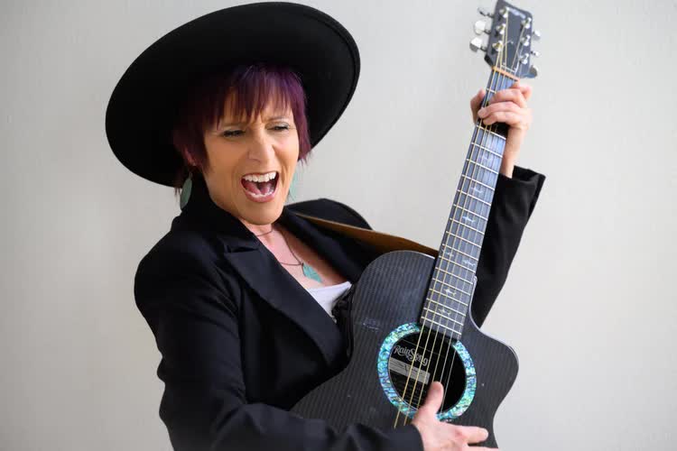 Randie O’Neil performing with her guitar