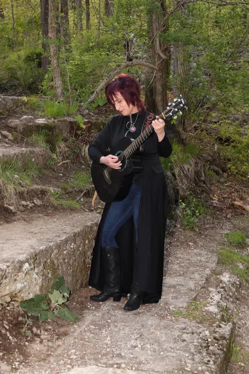 Randie O’Neil smiling with her guitar